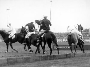 Match intense entre les Anglais et les Américains au Meadowbrook Country Club, Westbury.
