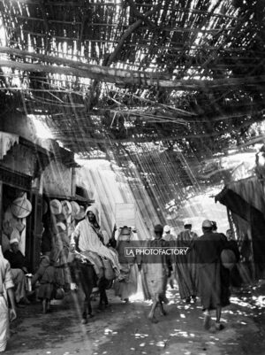 Ruelle couverte dans les souks de Marrakech, Maroc 1954.