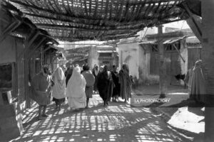 Rue couverte par un treillage en bois à Fez, 1925.