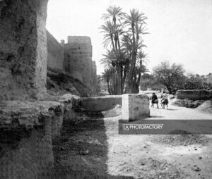 Les murs d'enceinte de la ville près de Babel El Kheims, Marrakech, 1912