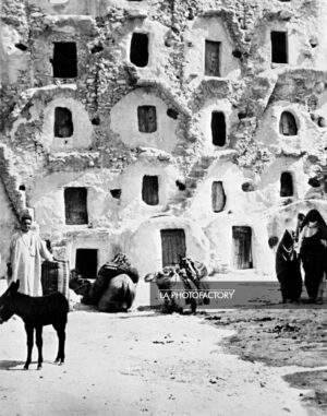 Les Ghorfas de Medenine où les tribus nomades du sud tunisien viennent réserver leurs récoltes, 1949