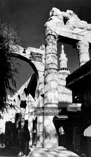 Ruines du portique d'un temple de Jupiter à Damas, devant la mosquée des Omeyades. Syrie, 1936.