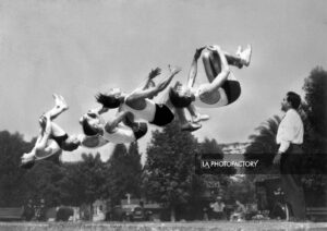 Sauts périlleux d'ensemble à l'instant où les sauteurs se "groupent", 1931.