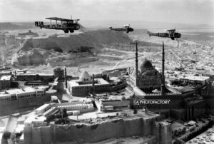 Trois grands Vickers "Valentie" survolent la citadelle du Caire, 1936.