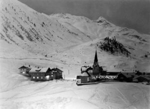 Solitude alpestre dans le village Ober Gurgl pendant la nuit de Noël, Tyrol Autriche, 1936.