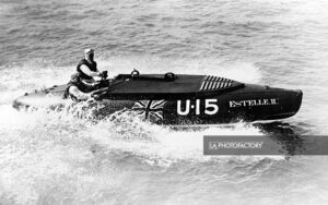 Miss Barbara Carstairs et son méchanicien à bord du "Estelle II" lors du British International Harmsworth Trophy, Detroit, USA.