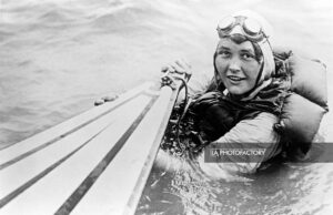 Miss Loretta Y. Turnbull, jeune pilote du "Hezy-Tate", prend un bain involontaire.