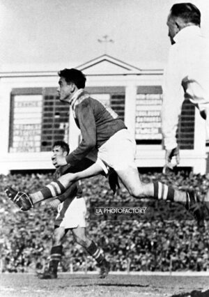 Le rugbyman français Puig Aubert en action dans un match contre les Australiens.