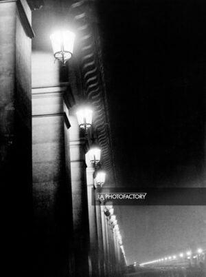 Rue de Rivoli la nuit.