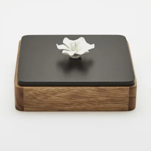 Kana | Boîte décorative en bois ornée d'une fleur de Jasmin en céramique