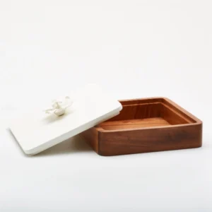 EPOK | Boîte décorative en bois ornée d'une fleur de Jasmin en céramique