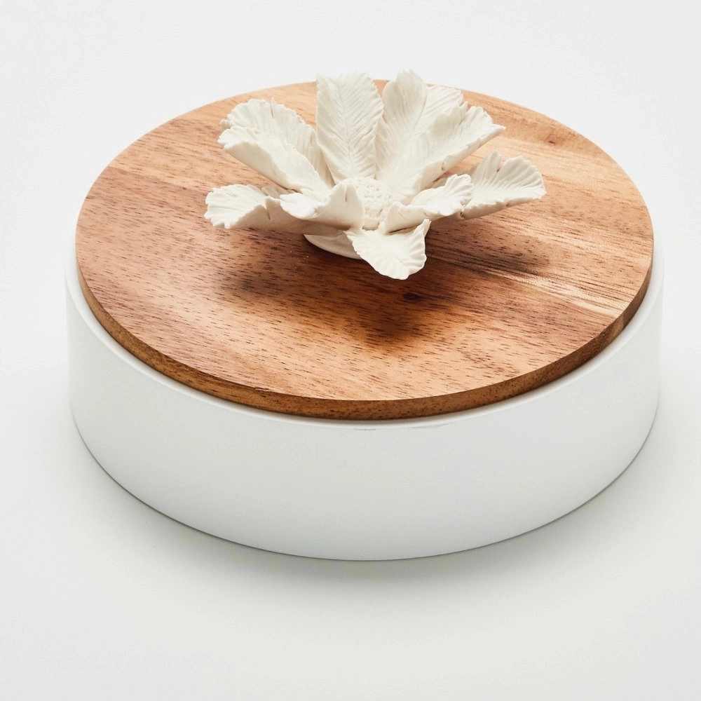 Namou | Boîte décorative en bois ornée d'une fleur en céramique